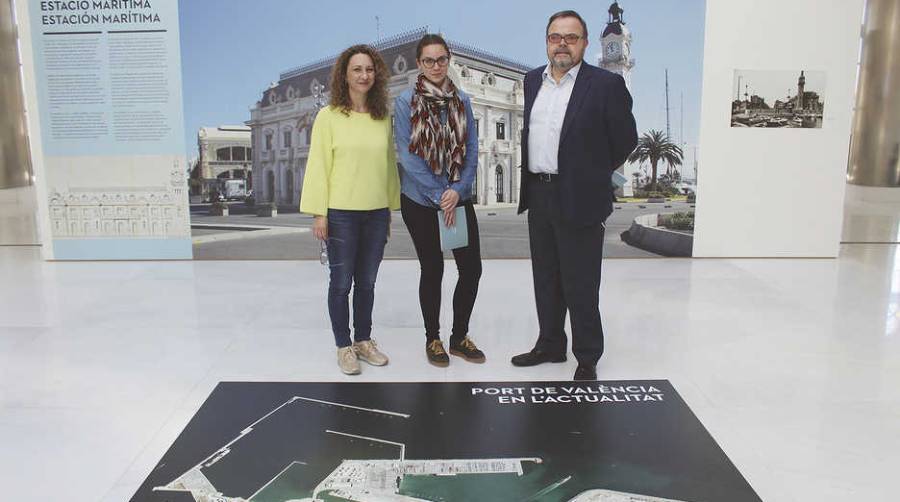 Ester Med&aacute;n y Andrea Ortiz, comisarias de la exposici&oacute;n, junto a Arturo Monfort, director de I+D+i de la Fundaci&oacute;n Valenciaport y colaborador de la muestra.