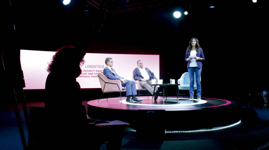 Javier Garc&iacute;a, subdirector comercial del departamento de Servicios Log&iacute;sticos de ADIF, y Jaime Luezas, jefe de &Aacute;rea de Servicios a la Comunidad Portuaria de Puertos del Estado, junto con la moderadora de la jornada la periodista Clara S&aacute;nchez-Castro. Foto L. Escrihuela.