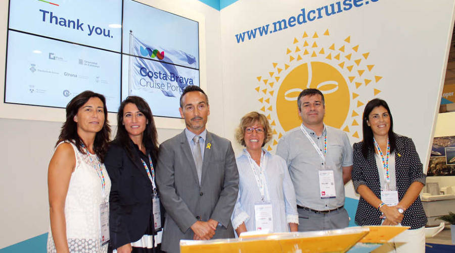 Sara Llad&oacute;, de Turisme de Roses; Mar&iacute;a Cano, responsable de cruceros de Ports de la Generalitat de Catalunya; Joan Pere G&oacute;mez, gerente de Ports de la Generalitat, Anna Barcel&oacute;, destination manager de Costa Brava Cruise Ports y product manager de cruceros del Patronato de Turismo de Costa Brava-Girona; F&egrave;lix Llorens, regidor de Turismo del ayuntamiento de Roses, y Silvia Romero, responsable de Turismo de Palam&oacute;s. Foto E. Garc&iacute;a.