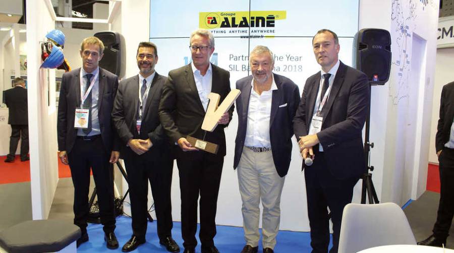 Miquel Llevat (Comsa), Miguel de SanJuan (VIIA), Renaud Paulat (Groupe Alain&eacute;), Thierry Le Gilloux (VIIA) y Daniel Lebreton (VIIA), durante la ceremonia de entrega del premio de VIIA.