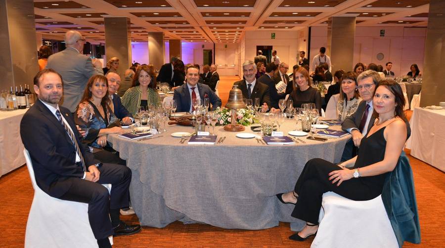 Mesa presidencial de la Cena Benéfica de Propeller Valencia a beneficio de Aportem-Puerto Solidario Valencia. De izquierda a derecha: Alfredo Soler, Xelo Velert, Salvador Navarro, Carolina Lorente, Daniel Mozo, Francisco Prado, Pilar Gascó, Arantxa Giner, Aurelio Martínez y Laura Ibáñez. Foto: Raúl Tárrega.