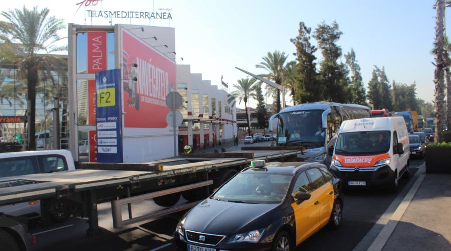 Los transportistas bloquean varias entradas del Puerto de Barcelona desde primera hora de la ma&ntilde;ana