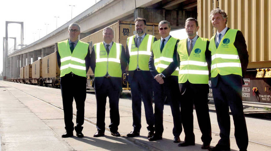 Representantes de la Autoridad Portuaria de Sevilla, MSC y Boluda Corporaci&oacute;n Mar&iacute;tima junto al primer tren que conecta Sevilla con Sines.