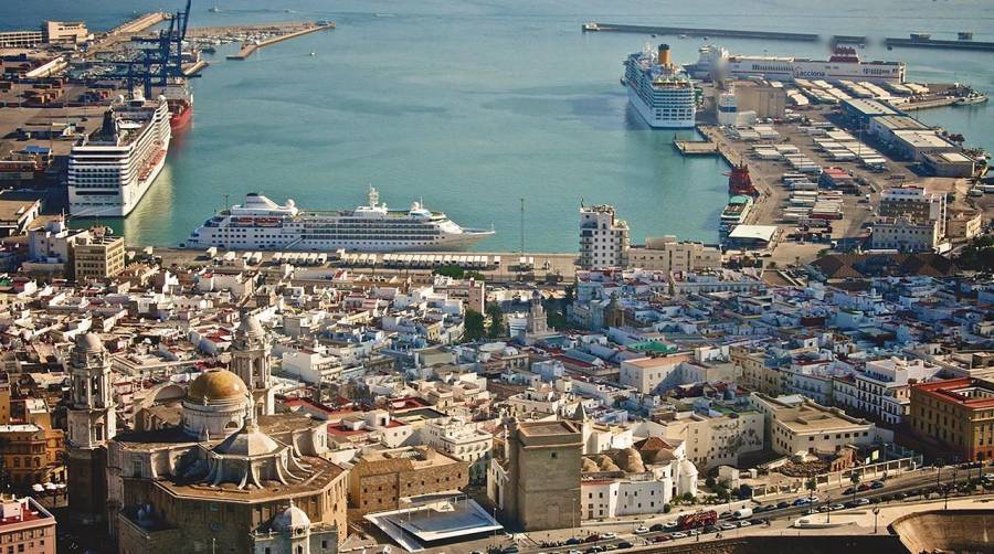 Cruceros en el Puerto de Cádiz.