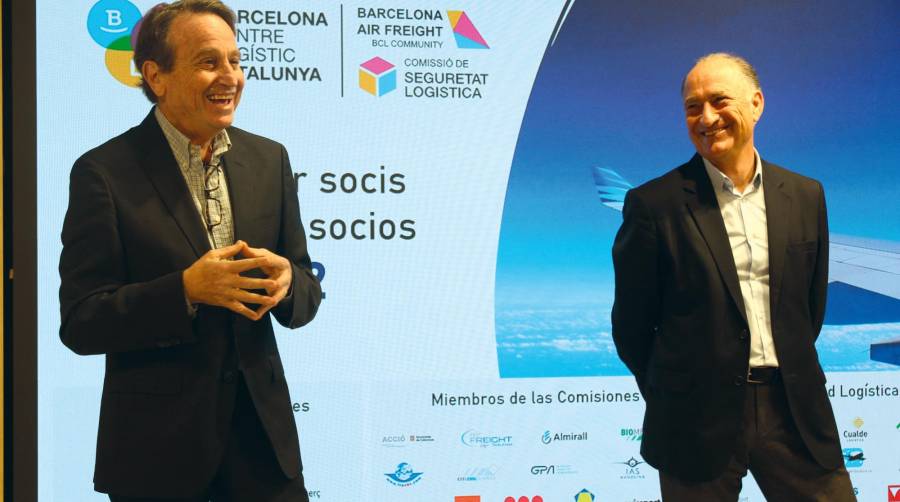 Santiago Bassols, director general de BCL, y Eduardo Cerezo, jefe de la División Inmobiliaria y Mercancías en el aeropuerto de Barcelona. Foto L. Escrihuela.