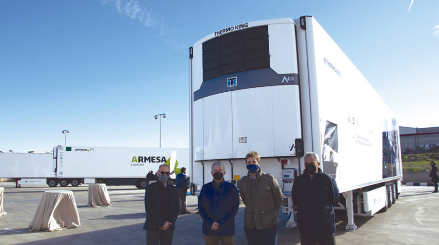 Los directivos posaron delante de Advancer, el nuevo punto de referencia en la refrigeraci&oacute;n para remolque de Thermo King, que se presenta estos d&iacute;as en Valencia. Desde la izquierda: Xavier Arbiell, director t&eacute;cnico de Thermo King; Francisco Cambra, responsable comercial de Thermo King para Espa&ntilde;a y Portugal; Juan Rigol, consejero delegado de Frigicoll S.A. y Jos&eacute; Antonio Santos, director comercial de Frigicoll Valencia. Foto Eva Monr&oacute;s.