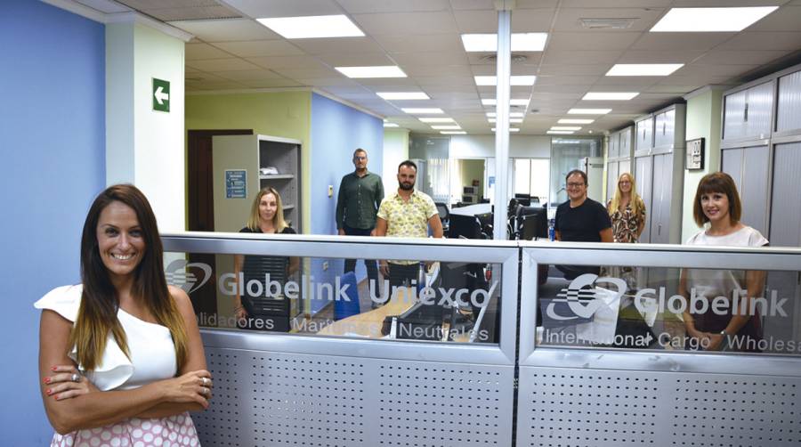 Anita Poza, nueva branch manager de Globelink Uniexco Valencia, junto a parte del equipo de la delegaci&oacute;n valenciana del consolidador neutral. La compa&ntilde;&iacute;a mantiene en teletrabajo a buena parte de su plantilla de oficina. Foto: Ra&uacute;l T&aacute;rrega.