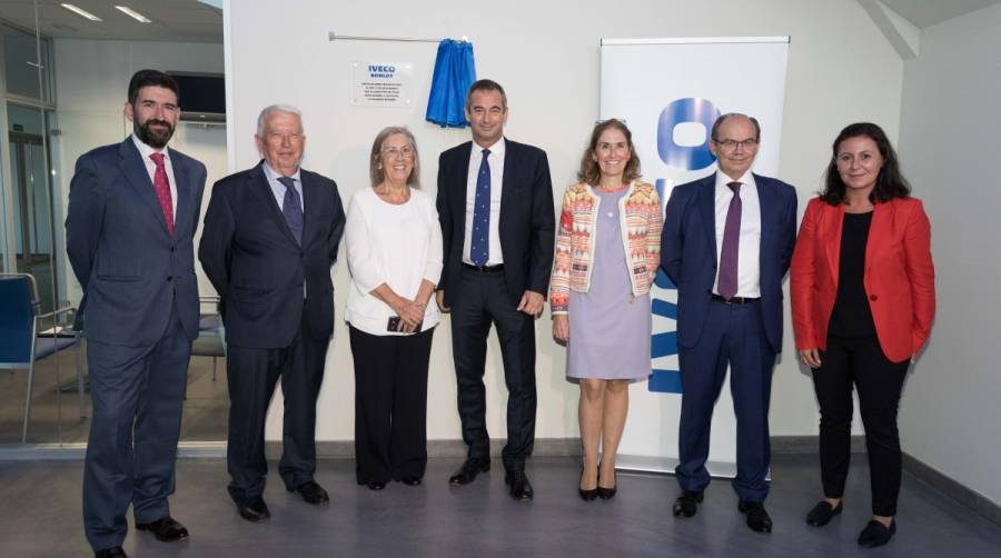 David Bomb&iacute;n, gerente de Bomloy (primero por la izquierda), junto a su padre, Jes&uacute;s Bomb&iacute;n, presidente de la compa&ntilde;&iacute;a. En el centro, Ruggero Mughini, director general de IVECO Espa&ntilde;a y Portugal, con Arsenio Hern&aacute;ndez, director de la Red de IVECO Espa&ntilde;a.