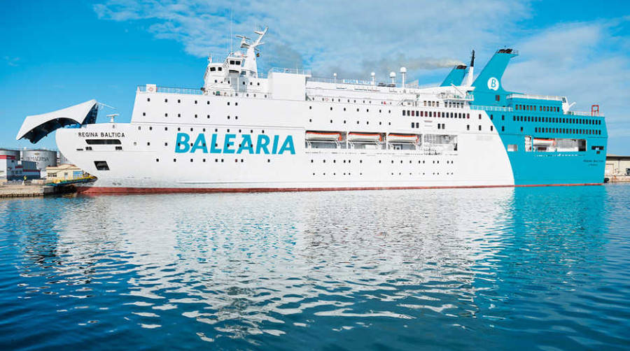 El &quot;Regina Baltica&quot; cubre el servicio de Baleària entre Valencia y Mostaganem.