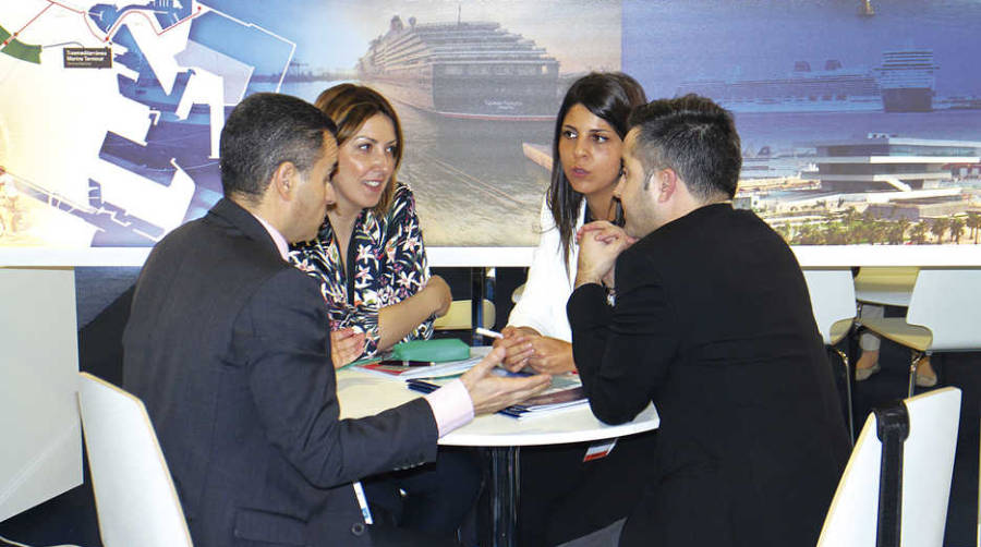 Ramiro Cobo, cruise divisi&oacute;n manager de P&eacute;rez y C&iacute;a.; Cristina Rodr&iacute;guez, cruise manager, y Ant&iacute;a Amoedo, responsable de shorex en P&eacute;rez y C&iacute;a., durante una reuni&oacute;n de trabajo con un ejecutivo del sector. Foto E. Garc&iacute;a.