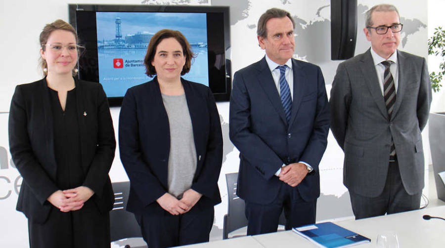 Janet Sanz, cuarta teniente de alcald&iacute;a del ayuntamiento de Barcelona; Ada Colau, alcaldesa de la ciudad; Sixte Cambra, presidente del Puerto de Barcelona, y Jos&eacute; Alberto Carbonell, director general. Foto E. Garc&iacute;a.