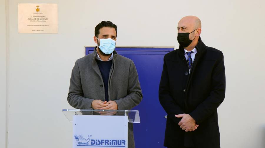 Darío Moreno, alcalde de Sagunto; y Juan Sánchez, director general de Disfrimur.