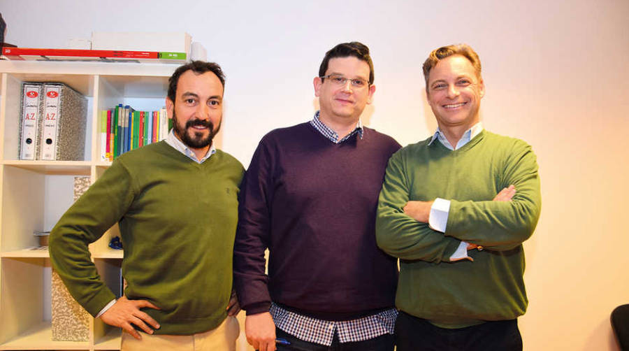 Alejandro Ruiz, director; David Criado, responsable de la oficina de Zaragoza; y Richard Deaville, director de Avanza Logistics, en las nuevas instalaciones de la compa&ntilde;&iacute;a en Valencia. Foto Alba Garc&iacute;a.