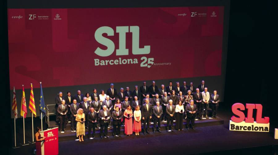 Foto de familia de los 49 galardonados durante La Nit de la Logística por el Rey Felipe VI. Foto B.C.