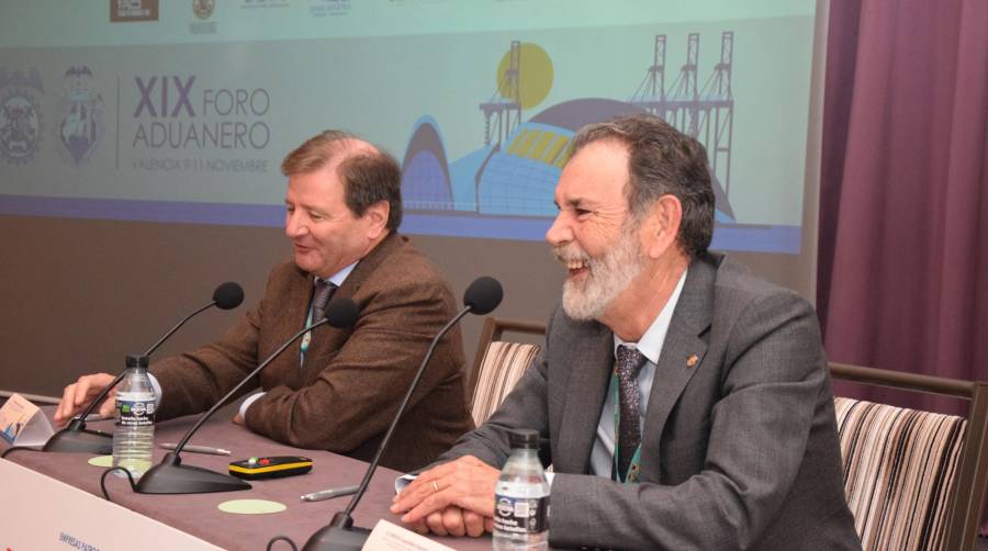 Antonio Llobet, presidente del Consejo General de Agentes de Aduanas, y Emilio Guardiola, presidente del Colegio Oficial de Agentes de Aduanas y Representantes Aduaneros de Valencia, durante la clausura del XIX Foro Aduanero. Foto R. T.