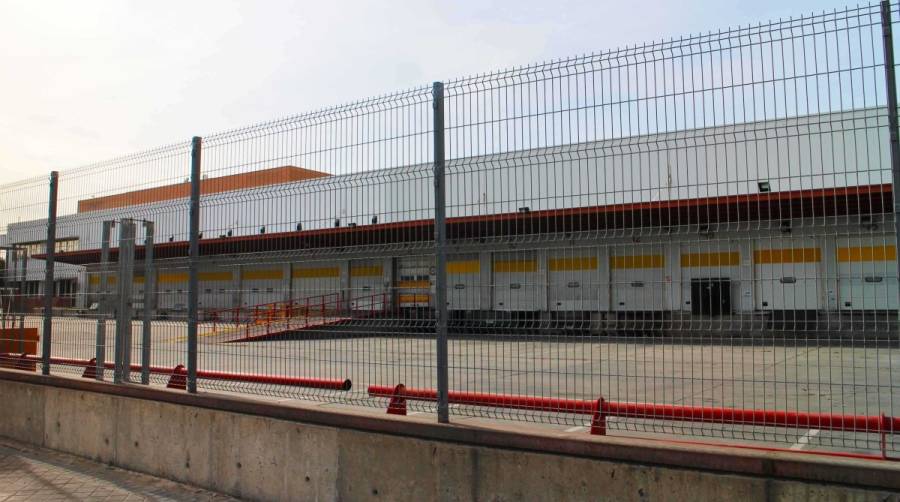 Vista parcial de la antigua terminal de DHL en el Centro de Carga A&eacute;rea del Aeropuerto Adolfo Su&aacute;rez Madrid-Barajas. Foto M.J.