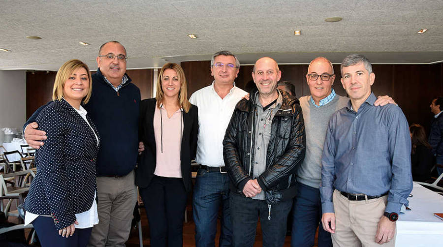 La Junta Directiva elegida est&aacute; integrada por, de izquierda a derecha: Lourdes Salom, de Transportes Salom; Feliciano Gallego, de Gallego &Aacute;lvarez; Lorena Ballester, de Grupo Chema Ballester; Carlos Prades, de Transportes R. Torres; Juan Maturana, de Lopeval; Francisco Selva, de Telemix Logistic; y Pedro M&aacute;&ntilde;ez, de Trajoman. En la foto faltan los tambi&eacute;n elegidos para la Junta: Jos&eacute; &Aacute;vila, de Intercontainer, y David Gonz&aacute;lez, de Pamadatrans. Foto Alba Garc&iacute;a.