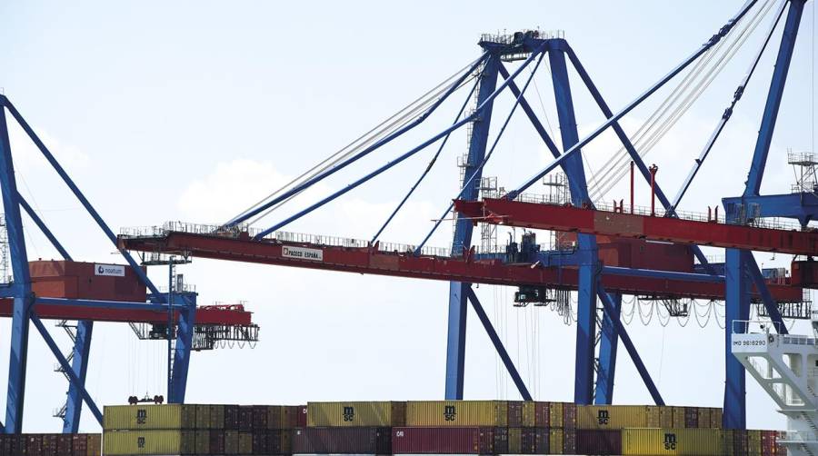 El tráfico de contenedores en Valenciaport en el primer semestre supera los 2,6 millones de TEUs.