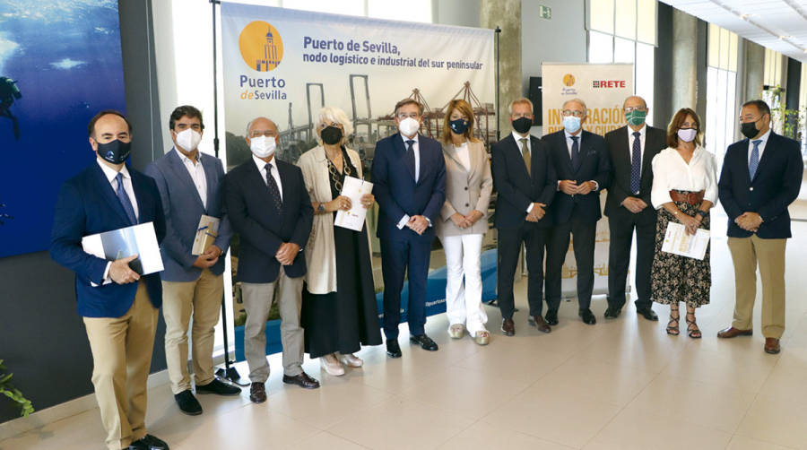 De izquierda a derecha: Gerardo Landaluce, presidente de la Autoridad Portuaria Bah&iacute;a de Algeciras; Mart&iacute;n Fern&aacute;ndez, presidente de la Autoridad Portuaria de A Coru&ntilde;a; Carlos Rubio, presidente de la Autoridad Portuaria de M&aacute;laga; Te&oacute;fila Mart&iacute;nez, presidenta de RETE y de la Autoridad Portuaria Bah&iacute;a de C&aacute;diz; Rafael Carmona, presidente de la Autoridad Portuaria de Sevilla; Pilar Miranda, presidenta de la Autoridad Portuaria de Huelva; Jos&eacute; Garc&iacute;a, presidente de la Autoridad Portuaria de Motril; Jes&uacute;s Caicedo, presidente de la Autoridad Portuaria de Almer&iacute;a; sin identificar; Esther Molina, gerente de Suncruise; Ricardo S&aacute;nchez, delegado de la Junta de Andaluc&iacute;a en Sevilla.