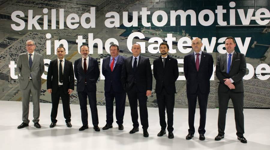 Representantes de Autoterminal y del Port de Barcelona durante la visita a las nuevas instalaciones de la terminal. Foto A.Tejera.