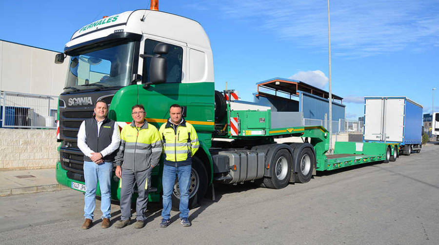 Los responsables de la empresa Santiago Mora, Manuel Mora y Juan Carlos Mora, frente a la g&oacute;ndola recientemente adquirida.