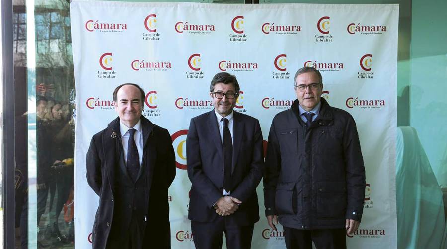 El presidente de Puertos del Estado, Álvaro Rodríguez Dapena, flanqueado por el presidente de la Autoridad Portuaria de la Bahía de Algeciras, Gerardo Landaluce, y el presidente de la Cámara de Comercio del Campo de Gibraltar, Carlos Fenoy Rico.