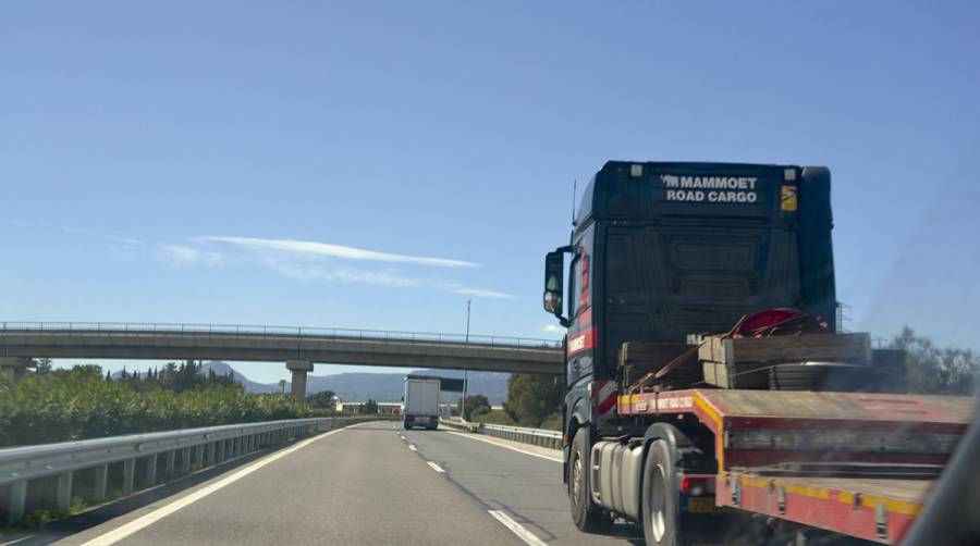 Este ha sido el primer domingo de restricciones para camiones en la AP-7 tras entrar en vigor la norma de Tr&agrave;nsit. Foto L.E.