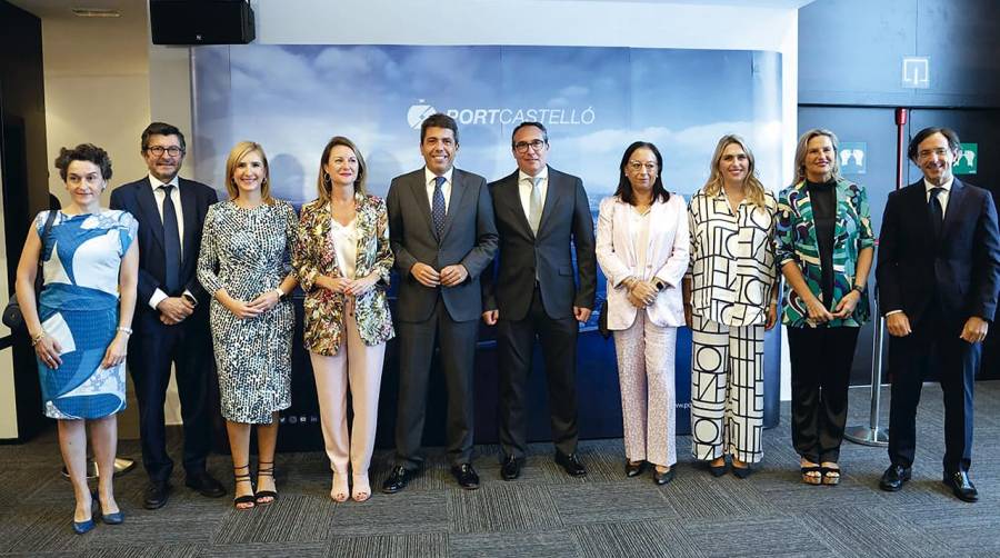 Desde la izquierda: Mar Chao, presidenta de la AP de Valencia; Álvaro Rodríguez Dapena, presidente de Puertos del Estado; Salomé Pradas, consellera de Medio Ambiente, Agua, Infraestructuras y Territorio; Carlos Mazón, president de la Generalitat Valenciana; Rubén Ibáñez, presidente de PortCastelló; Llanos Massó, presidenta de Les Corts; Begoña Carrasco, alcaldesa de Castellón; Marta Barrachina, presidenta de la Diputación de Castellón; Susana Fabregat, delegada del Consell en Castellón; y Luis Rodríguez, presidente de la AP de Alicante. Foto L.D.