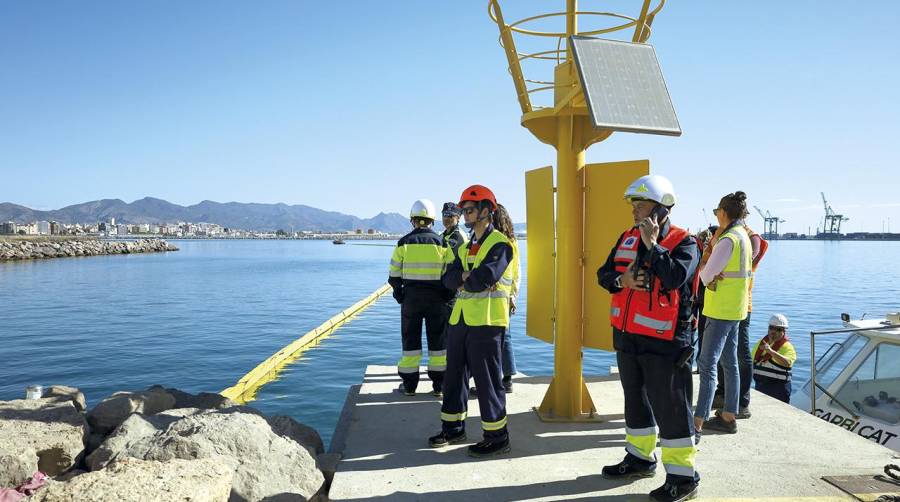 La AP de Castellón organiza un ejercicio de despliegue de su nueva barrera de contención y lucha frente a la contaminación marina.