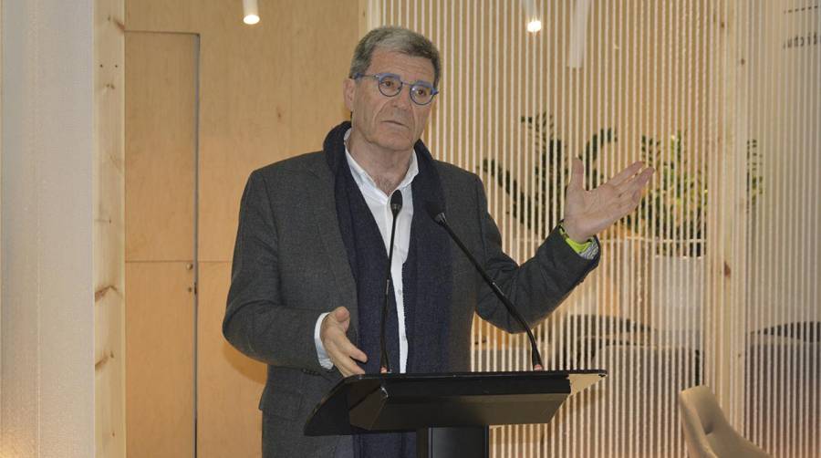 Aurelio Martínez, presidente de la Autoridad Portuaria de Valencia, durante su intervención hoy en Cevisama. Foto: Raúl Tárrega.