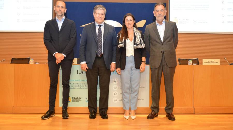 Salvador Furió, subdirector general de la Fundación Valenciaport; Bartolomé Borrego, vocal adscrito a la Delegación Especial de la Agencia Estatal de la Administración Tributaria en Andalucía, Ceuta y Melilla; María José Palau, administradora de la Aduana de Valencia; y Emilio Guardiola, presidente del COACAV. Foto R. T.