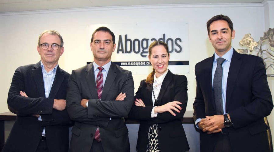 De izquierda a derecha: Miquel Valldecabres, director del &aacute;rea Laboral; Carlos Salinas, socio fundador; Sara Recatal&aacute;, socia fundadora; y Salvador Bueno, del departamento de Derecho P&uacute;blico MA Abogados. Foto A.Garc&iacute;a.