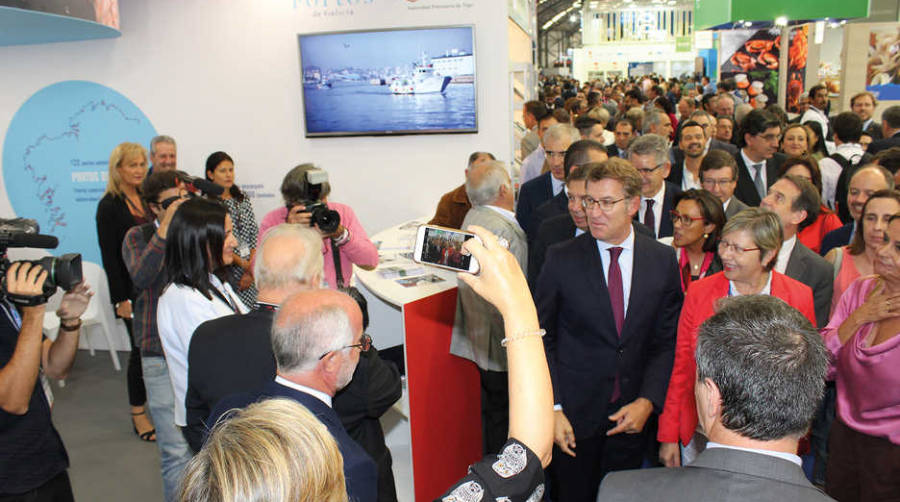 La comitiva inaugural, con el presidente Feij&oacute;o y el ministro Planas a la cabeza, saludan al presidente del Puerto de Vigo en su stand.