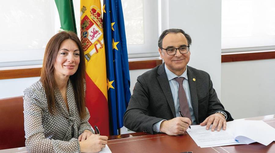 La presidenta de la Autoridad Portuaria de Almería, Rosario Soto, y el rector de la Universidad de Almería, José J. Céspedes, durante la firma del convenio de colaboración.