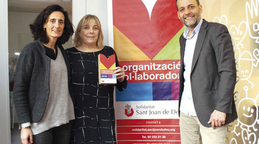 Tatiana Vilaseca, responsable de Relaci&oacute;n con donantes y organizaciones de la Obra Social San Juan de Dios; Ainhoa Carri&oacute;, manager director de E2E Logistics Solutions; y Oriol Bota, director de la Obra Social San Juan de Dios. Foto E. Garc&iacute;a.