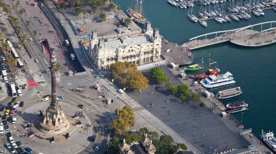 El Real Decreto 10/2020, del 29 de marzo, ampara el funcionamiento de infraestructuras cr&iacute;ticas como el Puerto de Barcelona. Foto J.J.M.