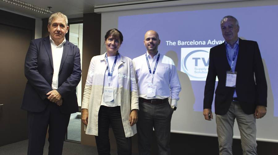 Lluís París, jefe de División de Automoción, RoRo, SSS y Granel, del Port de Barcelona y Nuria Rubí, directora general; Carles Marimon, Responsable de ventas España. Foto JPM