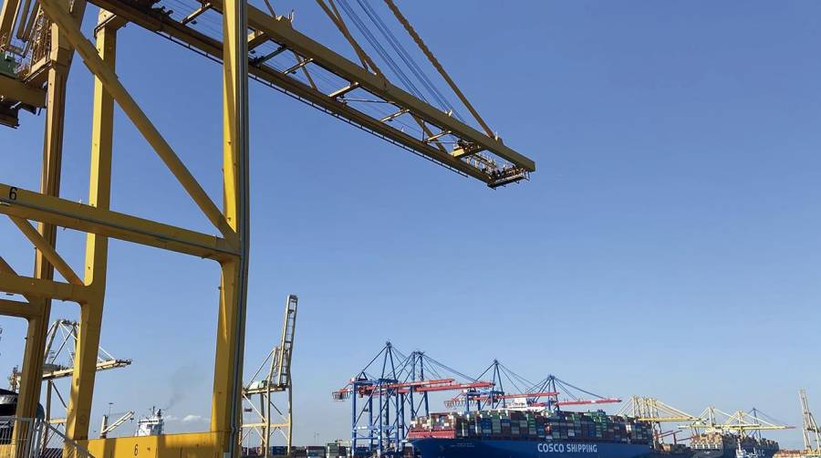 El tráfico de contenedores ha superado los 1,7 millones de TEUs hasta abril. Foto Valenciaport.