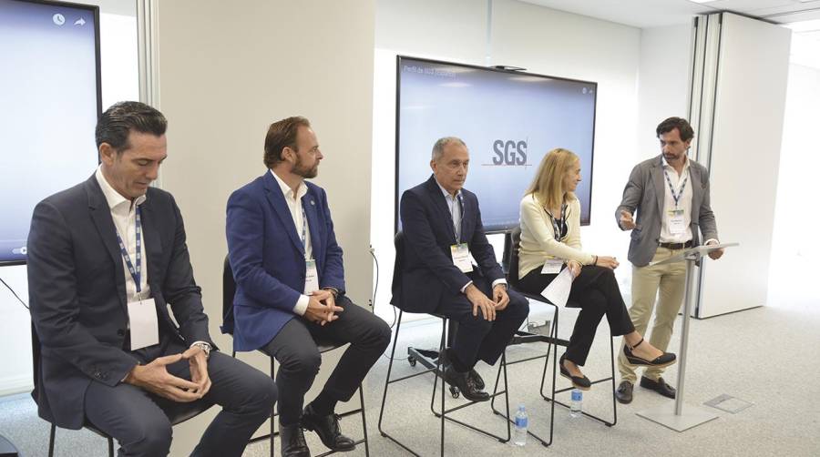 Francisco Segura, presidente del Clúster de Automoción y Movilidad de la Comunitat Valenciana (AVIA); Alfredo Soler, presidente de Propeller Valencia; Enrique Planells, delegado de Grandes Clientes y Administraciones Públicas de Iberdrola en Comunitat Valenciana y Región de Murcia; Jackie Sánchez-Molero, directora de AVIA y moderadora de la mesa redonda; y José Luis Martínez Ridaura, Director Of Business Development &amp; Key Account Manager de SGS, quien ha dado la bienvenida a los asistentes. Foto R. T.