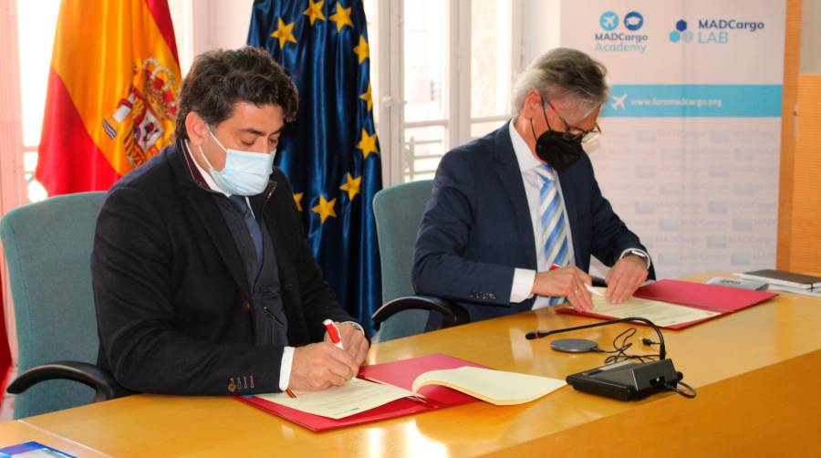 El Consejero de Transportes e Infraestructuras de la Comunidad de Madrid, David Pérez, y el presidente de Foro MADCargo, Jesús Cuéllar, esta mañana durante la firma del protocolo. Foto B.C.