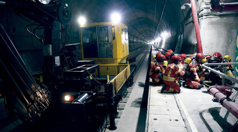 El tren de mercancías empleado en el simulacro está integrado por una locomotora de Captrain s256 y una capacidad máxima de 1.440 toneladas brutas remolcadas.