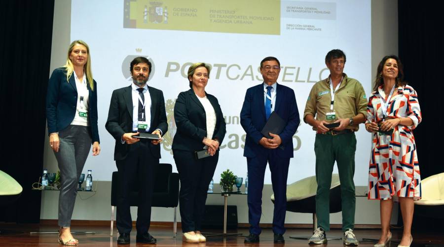 Rosana Velasco, presidenta de WISTA Spain; Jorge Alvargonzález, director comercial de Ership; Anabel Andreu, responsable de mejora continua e innovación de procesos de Portsur; Sebastián Pla, presidente de la ACEP (moderador); Fernando Giménez-Guervós, CEO de Ecco-Freight Transport Services; y Mercedes Pardo, directora del Instituto Marítimo Español. Foto: Raúl Tárrega.