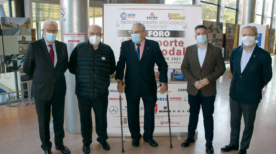 Desde la izquierda: Juan Castellet, presidente de CETM Multimodal; Ram&oacute;n V&aacute;zquez, vicepresidente de CETM Multimodal; Ovidio de la Roza, presidente de CETM; Jorge Garc&iacute;a, viceconsejero de Infraestructuras del Principado de Asturias; y &Aacute;lvaro Alonso, secretario general de la C&aacute;mara de Gij&oacute;n. Foto J.P.