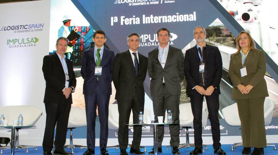 Desde la izquierda: Antonio Roncero, director de Inversiones de CBRE Investment Management; Julián Villena, director de gestión patrimonial de Merlin Properties; Alejandro Rumayor, Country Manager Logicor España y miembro junta directiva de Appunle; José Luis Martínez, de Pavasal; Luis Domínguez, director inmobiliario en DHL; y Mari Luz Cobos, directora General de Grupo Transhaer, miembros de la mesa redonda. Foto B.C.