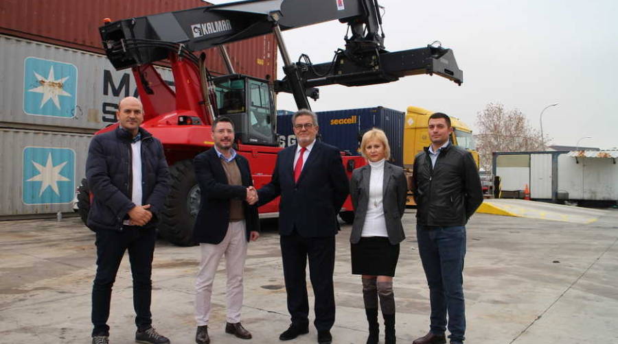 Eduardo Fernandez, sales representative Iberia de Kalmar, y Jos&eacute; Luis Chancl&oacute;n, director de Puerto Seco Azuqueca, formalizaron ayer la entrega en presencia de Juan Fern&aacute;ndez, responsable de Postventa de Kalmar; Mar&iacute;a Pereira, directora Comercial de Puerto Seco Azuqueca; y Tom&aacute;s Fern&aacute;ndez, ayudante de Coordinaci&oacute;n del Departamento de Operaciones de Puerto Seco Azuqueca. Foto M.J.