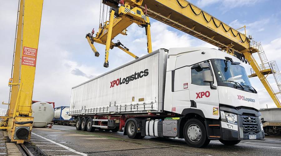 La flota de transporte por carretera de XPO distribuye contenedores de carga desde Mions hasta la terminal ferroviaria de Vénissieux.