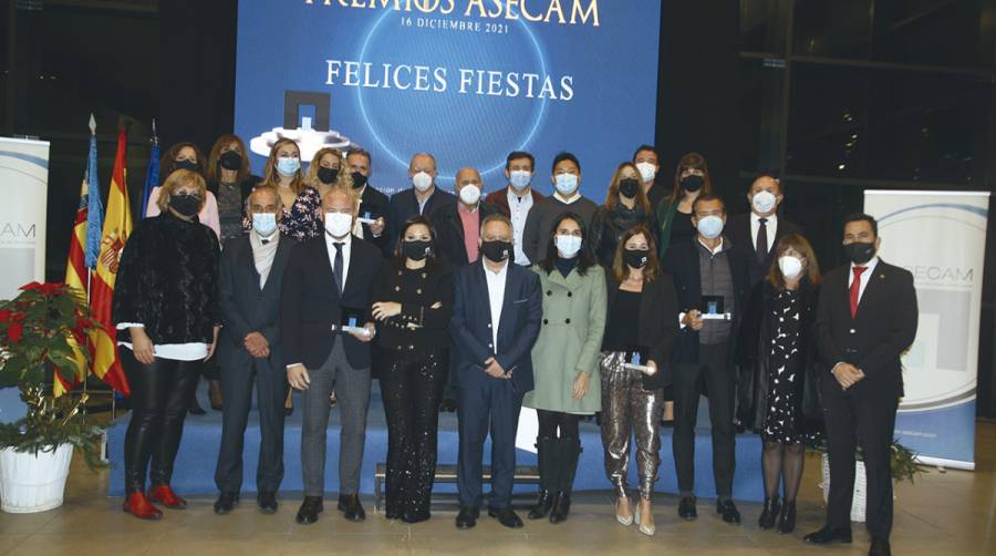 Los galardonados con los Premios ASECAM 2021 junto a las autoridades asistentes al evento.