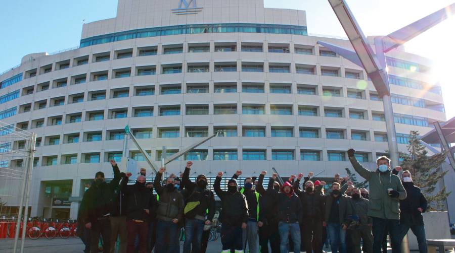 Manifestantes concentrados ayer a las puertas del World Trade Center, sede de la Autoridad Portuaria de Barcelona. Foto A.Tejera.