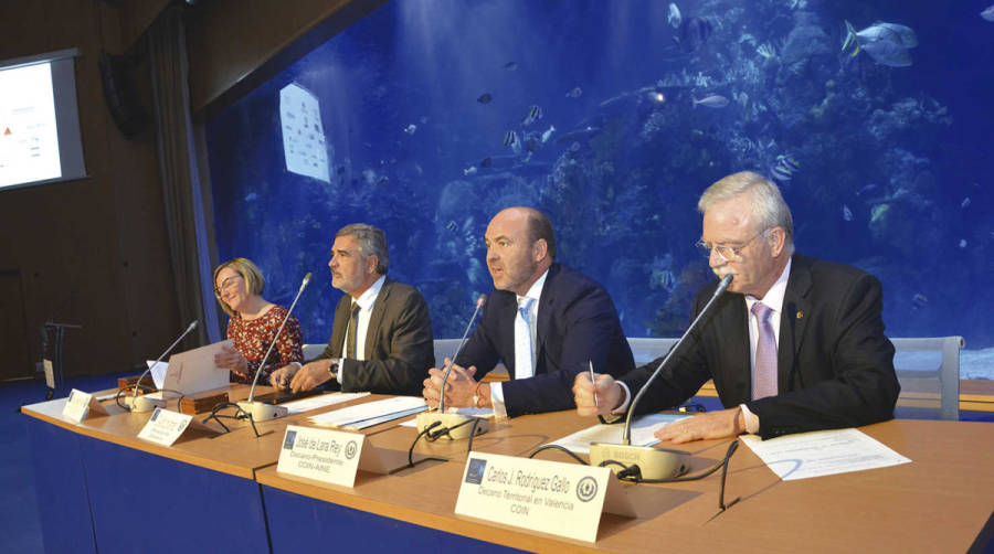 M&ordf; Jos&eacute; Salvador, consellera de Vivienda, Obras P&uacute;blicas y Vertebraci&oacute;n del Territorio; Adolfo Utor, presidente de Bale&agrave;ria; Jos&eacute; de Lara, decano presidente de AINE y Carlos Jos&eacute; Rodr&iacute;guez, decano territorial del COIN en Valencia. Foto Alba Garc&iacute;a.