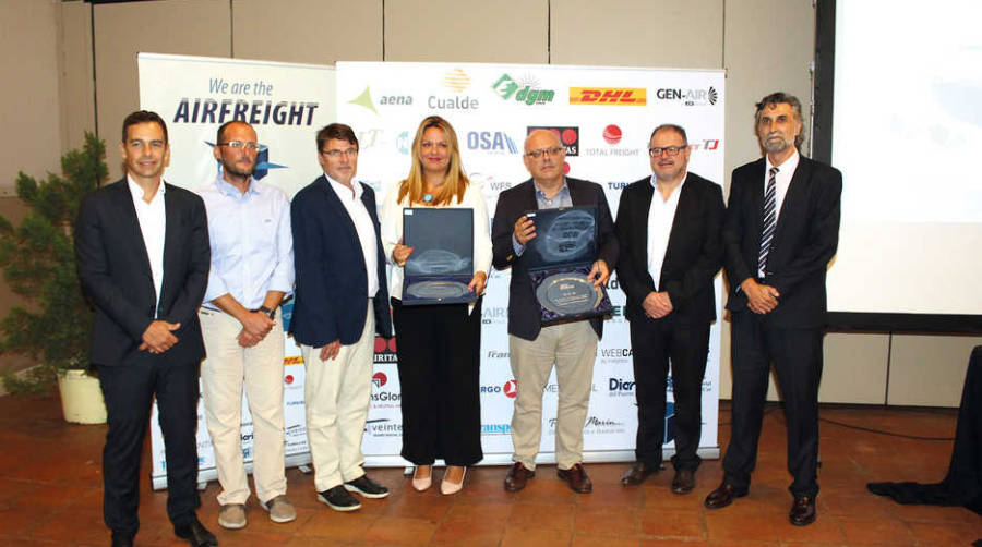 La junta del Air Cargo Club junto a los dos profesionales que recibieron un reconocimiento por su trabajo: Ricardo Bagen (WFS), Toni Ju&aacute;rez (Transjunior), Luis Alberto Mart&iacute;nez (Gen-Air), Beatriz Mel&eacute;ndez (OSA Handling), Antonio Barba (DGM), Francisco Garc&iacute;a (Total Freight) y Daniel P&aacute;saro (Turkish Airlines). Foto Jos&eacute; M. Rojas